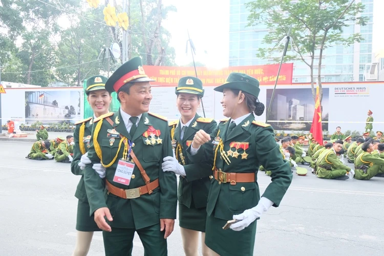 Tổng duyệt diễu binh, diễu hành kỷ niệm 40 năm thống nhất đất nước ảnh 7