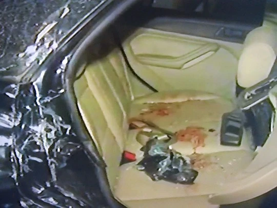 Người dân đập cửa xe để đưa 5 nạn nhân đi cấp cứu