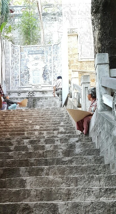 Nhếch nhác tấn công biểu tượng đẹp ‘xứ trầm hương’ ảnh 3