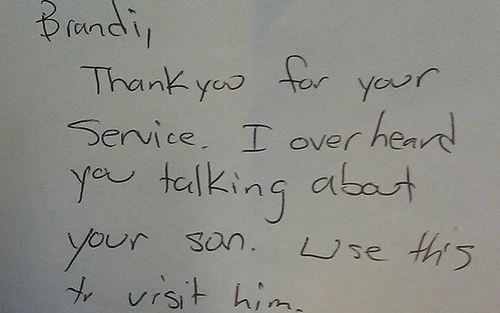 Nữ phục vụ bật khóc vì nhận được khoản tiền “boa” lớn bất ngờ ảnh 2