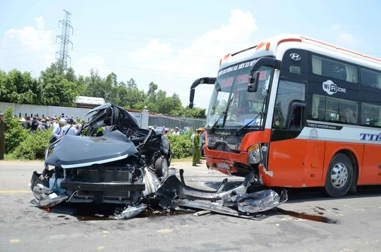 Hiện trường vụ tai nạn thảm khốc làm 7 người tử vong