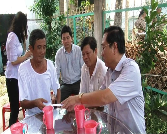 Các ngành chức năng đến chia buồn cùng gia đình chị Vân