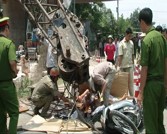 Vị trí đầu chiếc cần cẩu ngã đè chết 3 mẹ con chị Vân nằm ngoài hàng rào che chắn