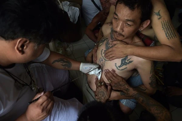 Rùng mình cảnh xăm ma thuật của người Thái ảnh 8