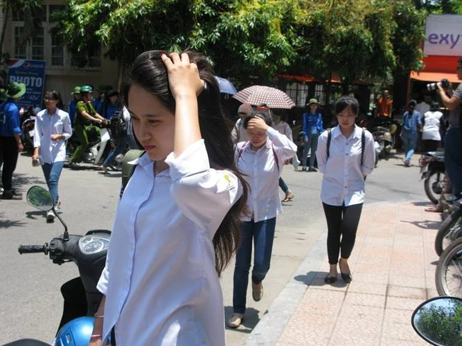 Phụ huynh đội nắng 40 độ C chờ con thi đại học ảnh 9