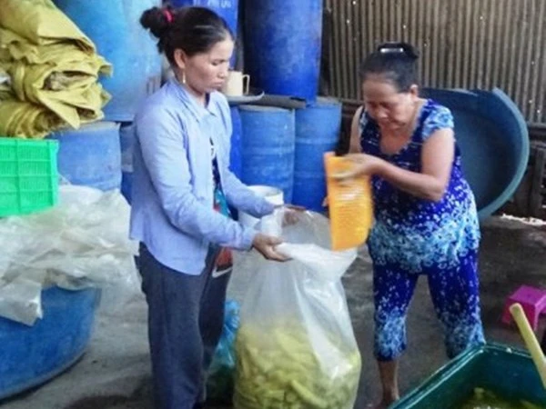 &nbsp;Bà Lập (bên phải) cùng lượng măng đặc sản vừa ngâm hóa chất