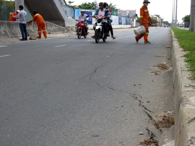 Chùm ảnh đại lộ Võ Văn Kiệt nứt toác, sụt lún ảnh 7
