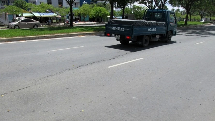 Chùm ảnh đại lộ Võ Văn Kiệt nứt toác, sụt lún ảnh 3