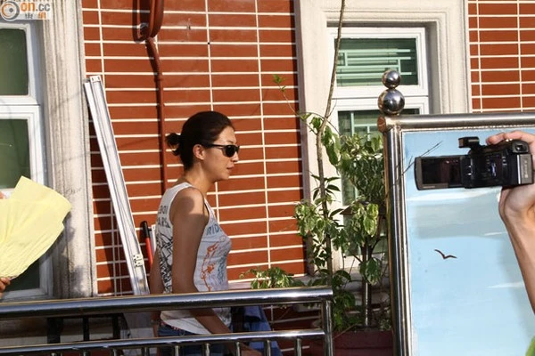 Con gái diễn viên Thành Long bất ngờ cắt cổ tay tự sát ảnh 4