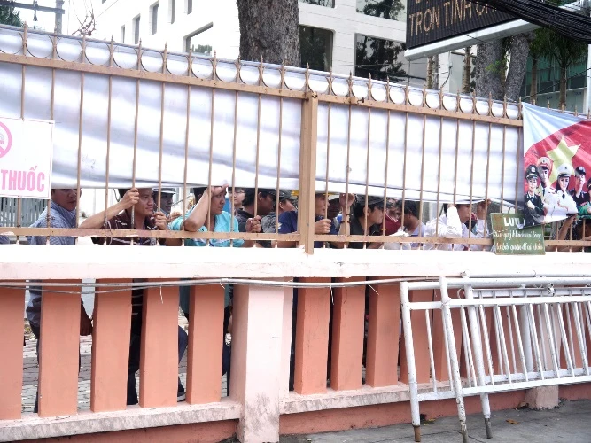 Chùm ảnh người hâm mộ thổn thức với thất bại U23 Việt Nam ảnh 2