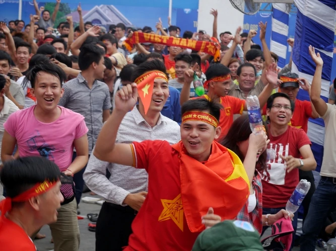 Chùm ảnh người hâm mộ thổn thức với thất bại U23 Việt Nam ảnh 10