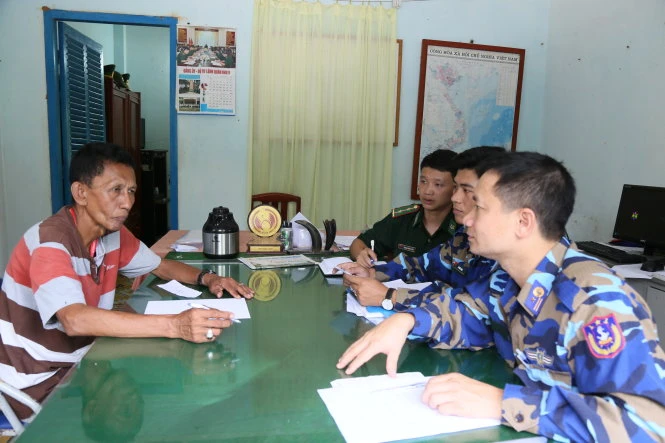 Lực lượng chức năng BTL Vùng CSB 4 đang khai thác lấy lời khai các đối tượng