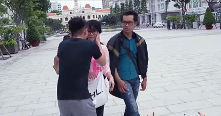 Bùng phát 'đè người lạ hôn môi' - Kiss Cam phản cảm tại Việt Nam ảnh 4