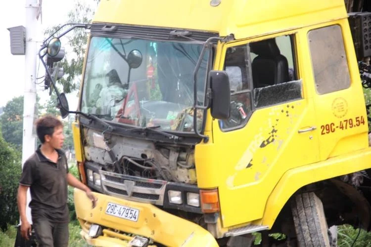 Tàu hàng hất văng container chở xe ô tô mới xuất xưởng ảnh 3