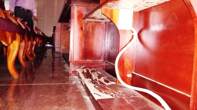 Mối và nước mưa ‘tấn công’ tòa nhà 200 tỉ đồng ảnh 2 Mối và nước mưa ‘tấn công’ tòa nhà 200 tỉ đồng ảnh 2