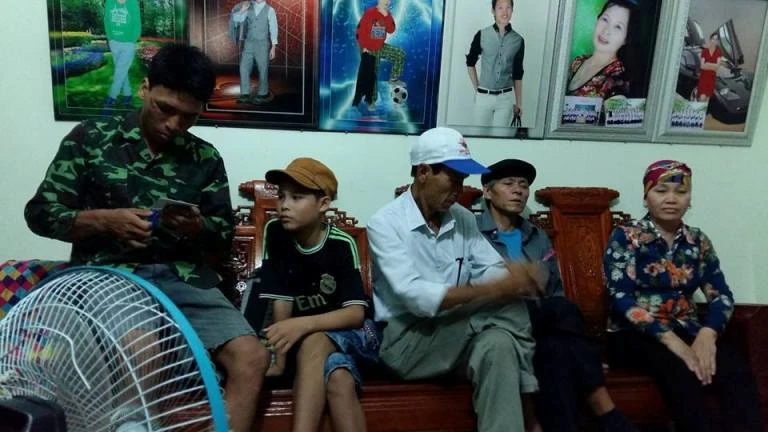 Anh em ông Đoàn Văn Vươn vui mừng ngày đặc xá ảnh 1