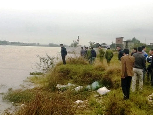 Lực lượng chức năng tổ chức tìm kiếm thi thể nạn nhân - Ảnh: Trọng Đức