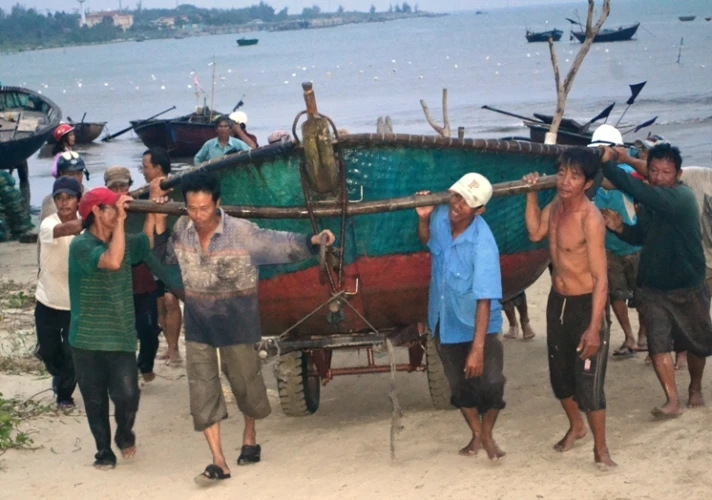 Nhiều tàu thuyền gặp nạn do ảnh hưởng bão số 3 ảnh 1