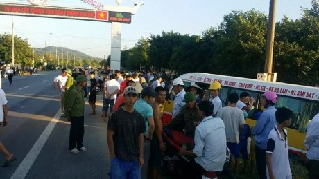 Hoảng loạn vì người đàn ông cướp lái xe buýt đâm loạn xạ trên quốc lộ ảnh 2