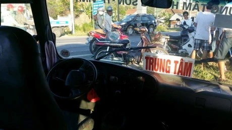 Hoảng loạn vì người đàn ông cướp lái xe buýt đâm loạn xạ trên quốc lộ ảnh 3