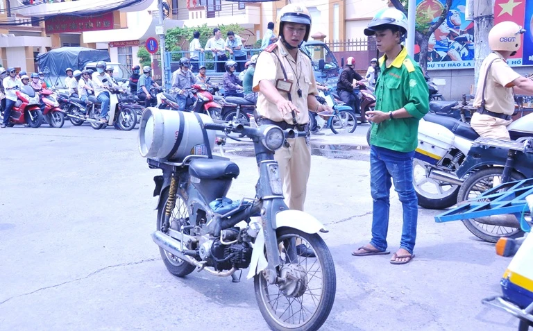 Chùm ảnh: TP.HCM đồng loạt ra quân gom xe ‘mù’ trên đường phố ảnh 4