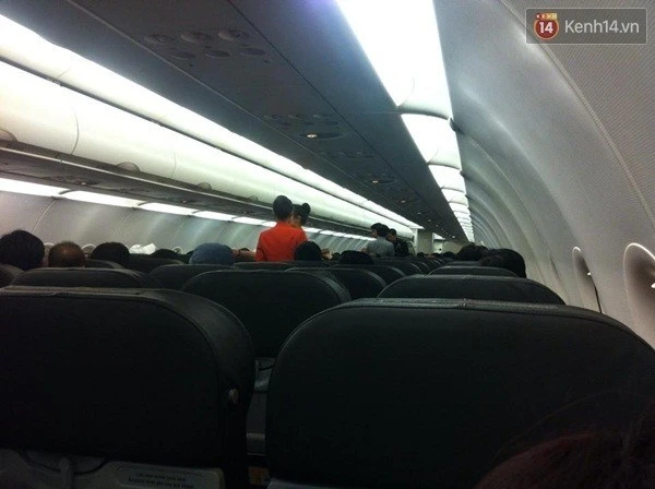 Máy bay từ Tuy Hòa về TP. HCM hạ cánh xuống... Cam Ranh ảnh 2