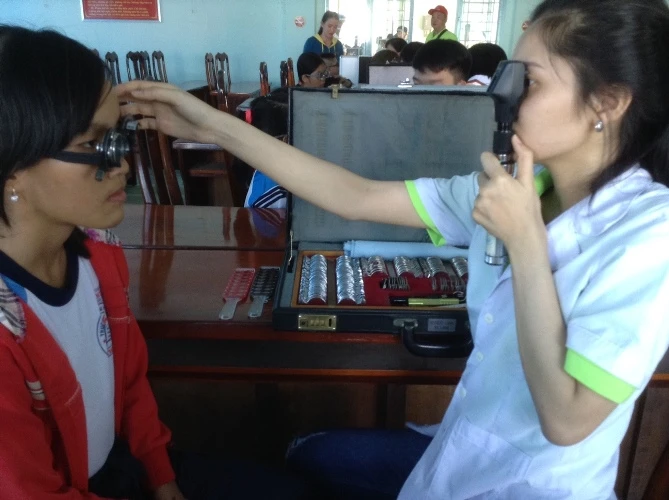 Trẻ 1-7 tuổi nên khám mắt thường xuyên ảnh 1