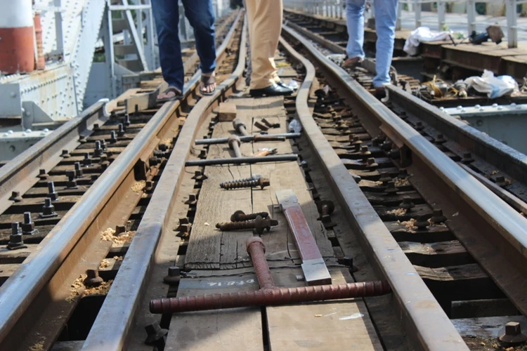 Sà lan đâm cầu Bình Lợi, đường sắt Bắc - Nam tê liệt ảnh 2