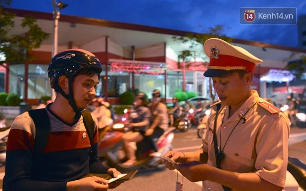 Câu chuyện đẹp về anh CSGT Đà Nẵng phạt lỗi vi phạm bằng phong kẹo cao su - Ảnh 4.