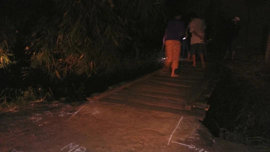 Qua cầu tạm, một người rơi xuống suối tử vong - Ảnh 1.