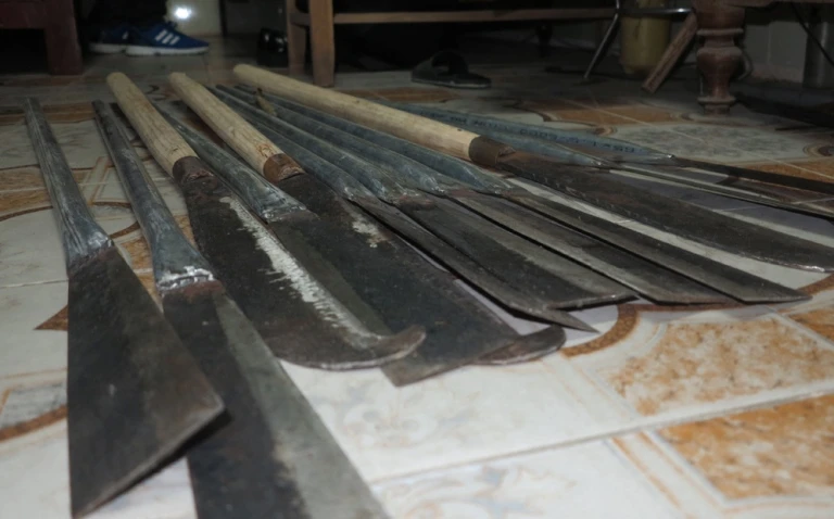 Bắn 8 phát súng chỉ thiên khống chế nhóm mang cả… bao tải kiếm hỗn chiến ảnh 1