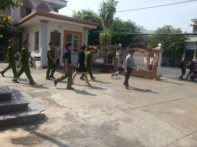 Bị gây rối, đại diện Tân Hiệp Phát phải nhờ cảnh sát hộ tống ra xe ảnh 2