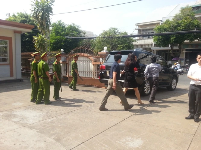 Bị gây rối, đại diện Tân Hiệp Phát phải nhờ cảnh sát hộ tống ra xe ảnh 4