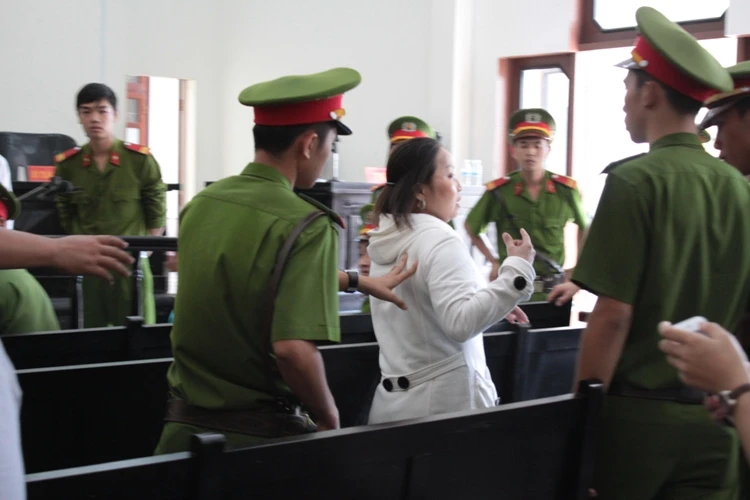 Bị gây rối, đại diện Tân Hiệp Phát phải nhờ cảnh sát hộ tống ra xe ảnh 1