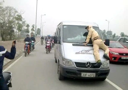'Tài xế cố tình tông mà không nhảy lên capo thì tiêu mạng à?' ảnh 1
