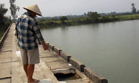 Ba mẹ con chạy xe máy rơi xuống sông, mẹ tử vong - Ảnh 1.