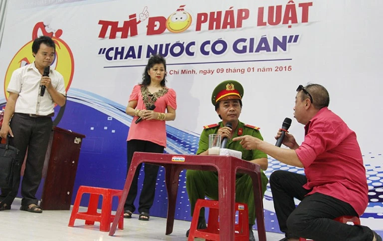 Tưng bừng thi đố pháp luật: Cách hành xử khi gặp ‘Chai nước có... gián’ ảnh 12