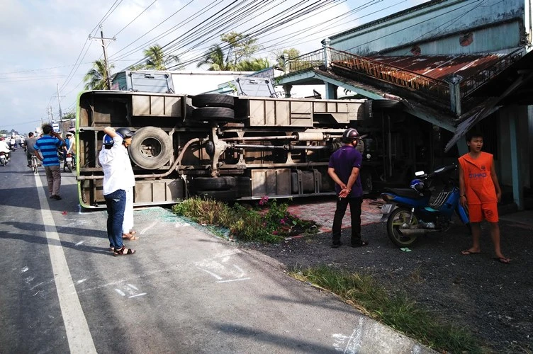 Xe đám hỏi bị lật, một người chết, hàng chục người hoảng loạn ảnh 1