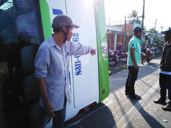 Xe đám hỏi bị lật, một người chết, hàng chục người hoảng loạn ảnh 2