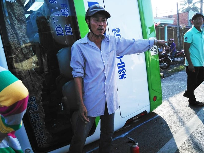 Xe đám hỏi bị lật, một người chết, hàng chục người hoảng loạn ảnh 3