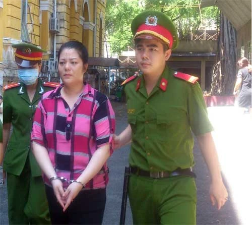 Vụ Giáo sư tố kiều nữ lừa hơn 17 tỉ đồng: Phải giám định chữ viết ảnh 1