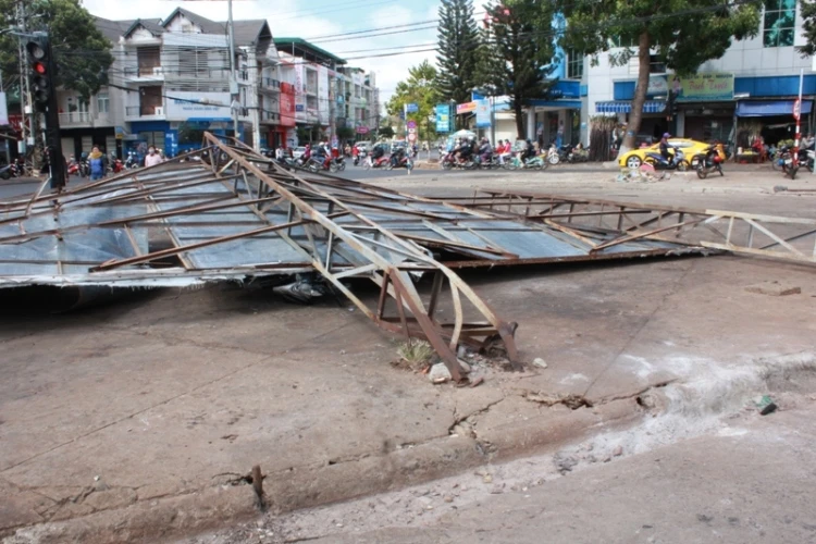 Bảng quảng cáo khổng lồ bất ngờ đổ sụp, bé trai may mắn thoát chết ảnh 2