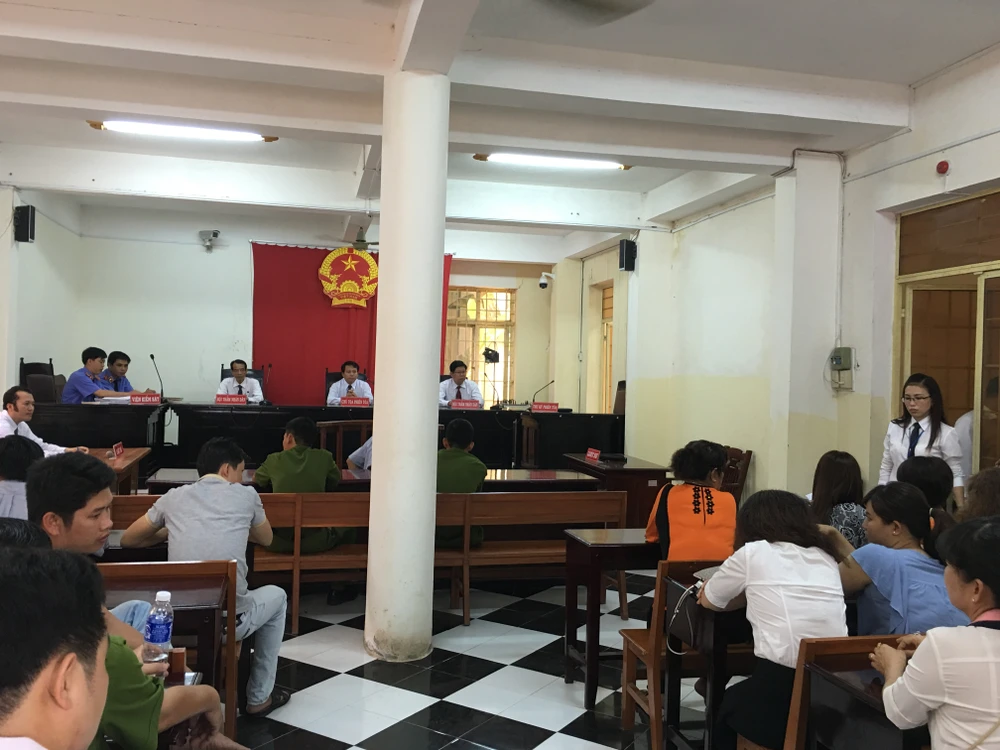 Phản đối tòa, luật sư… xách cặp ra về ảnh 4 Phản đối tòa, luật sư… xách cặp ra về ảnh 4