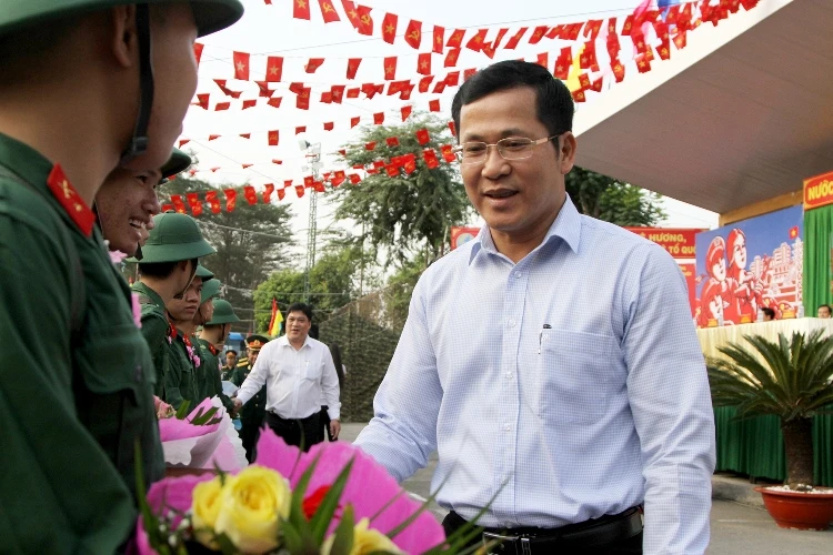 Chùm ảnh: Lễ giao quân tiễn thanh niên lên đường nhập ngũ ảnh 30