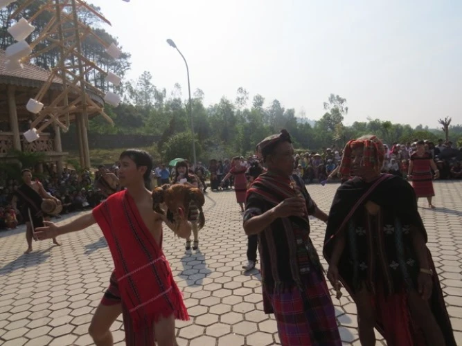 Lần đầu tiên lễ hội A Riêu Car không có nghi lễ đâm trâu ảnh 5