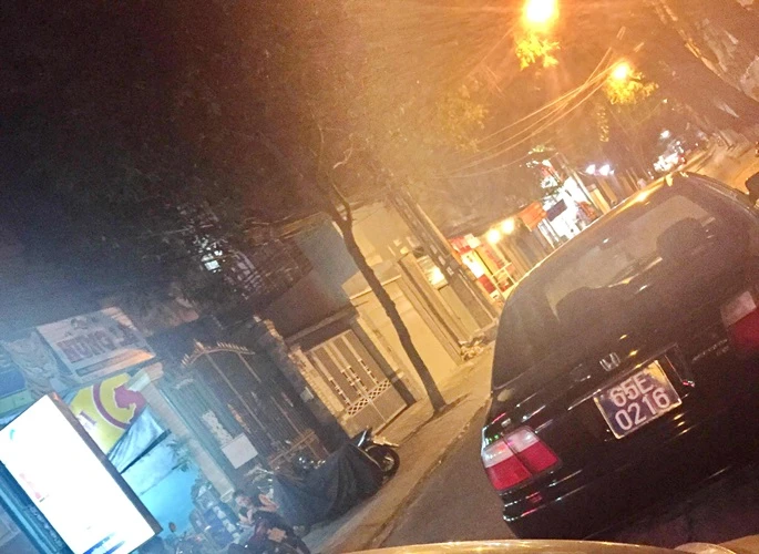 Xe biển xanh bị 'bêu' trên Facebook vì... nằm ở quán nhậu ảnh 1