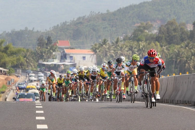 Huỳnh Thanh Tùng ‘xé’ áo vàng ở chặng đua bị rút ngắn lộ trình ảnh 2