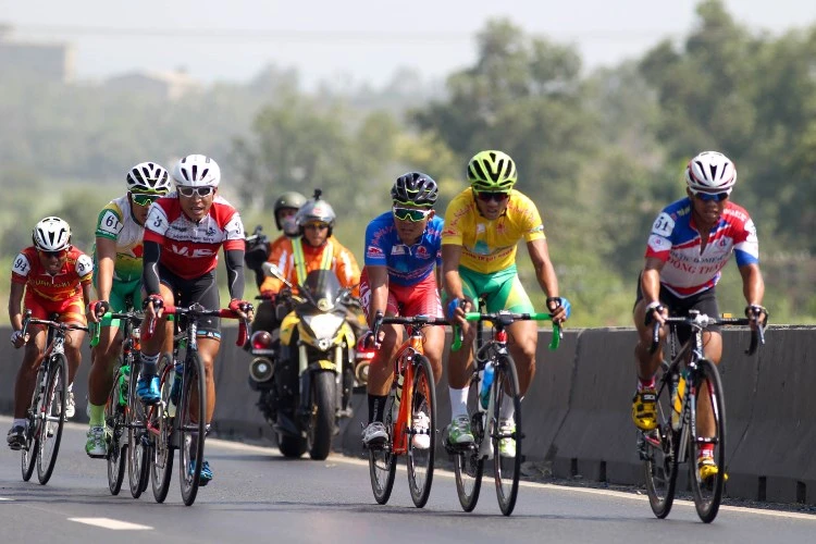 Huỳnh Thanh Tùng ‘xé’ áo vàng ở chặng đua bị rút ngắn lộ trình ảnh 3
