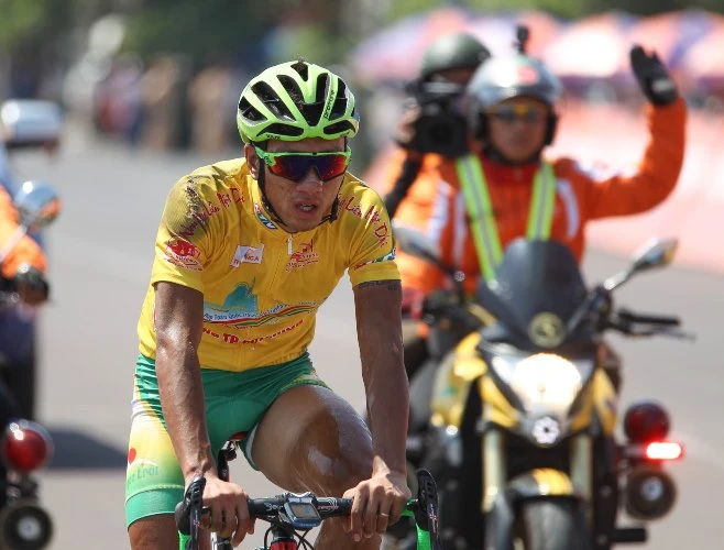 Huỳnh Thanh Tùng ‘xé’ áo vàng ở chặng đua bị rút ngắn lộ trình ảnh 5