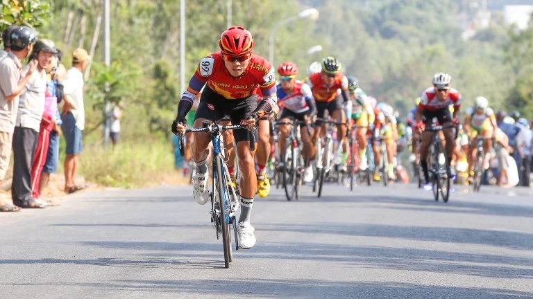 Huỳnh Thanh Tùng ‘xé’ áo vàng ở chặng đua bị rút ngắn lộ trình ảnh 1